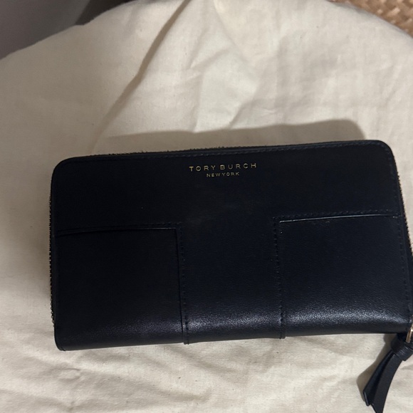 Tory Burch Elegant Black Wallet - Picture 1 of 3